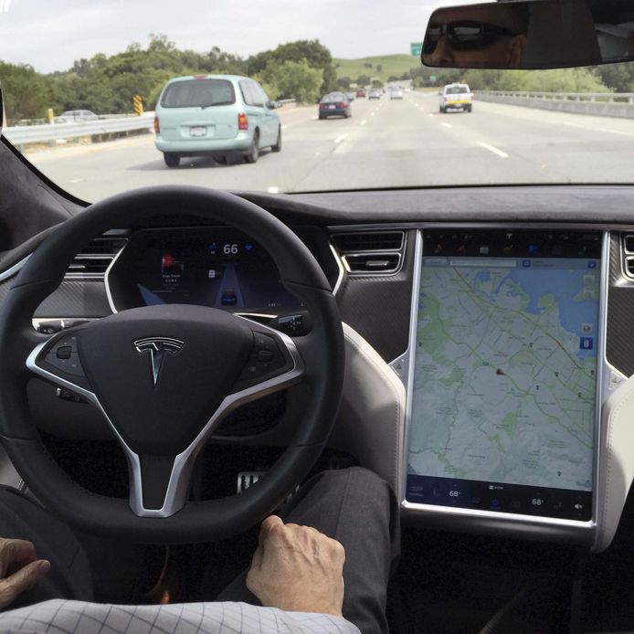 Een Tesla Model S met autopilot op.