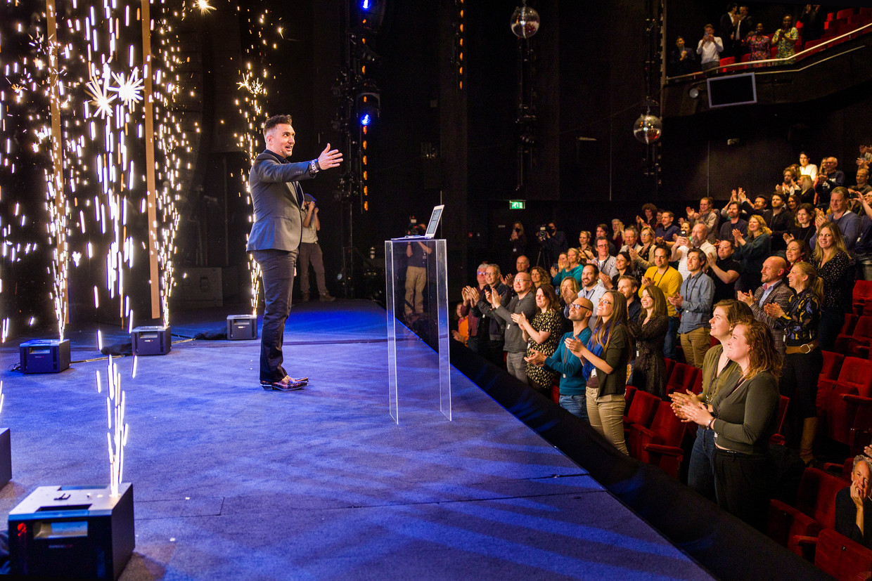 Cabaretier Guido Weijers mag op deze zaterdagmiddag in het Beatrixtheater in Utrecht als experiment vijfhonderd toeschouwers ontvangen.  Beeld Arie Kievit