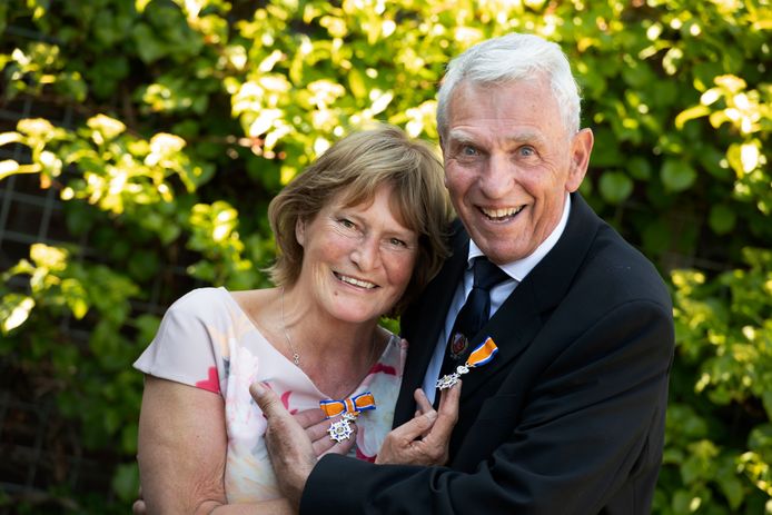 Bunnik Antoon en Annemarie Peek met hun lintjes

Foto William Hoogteyling