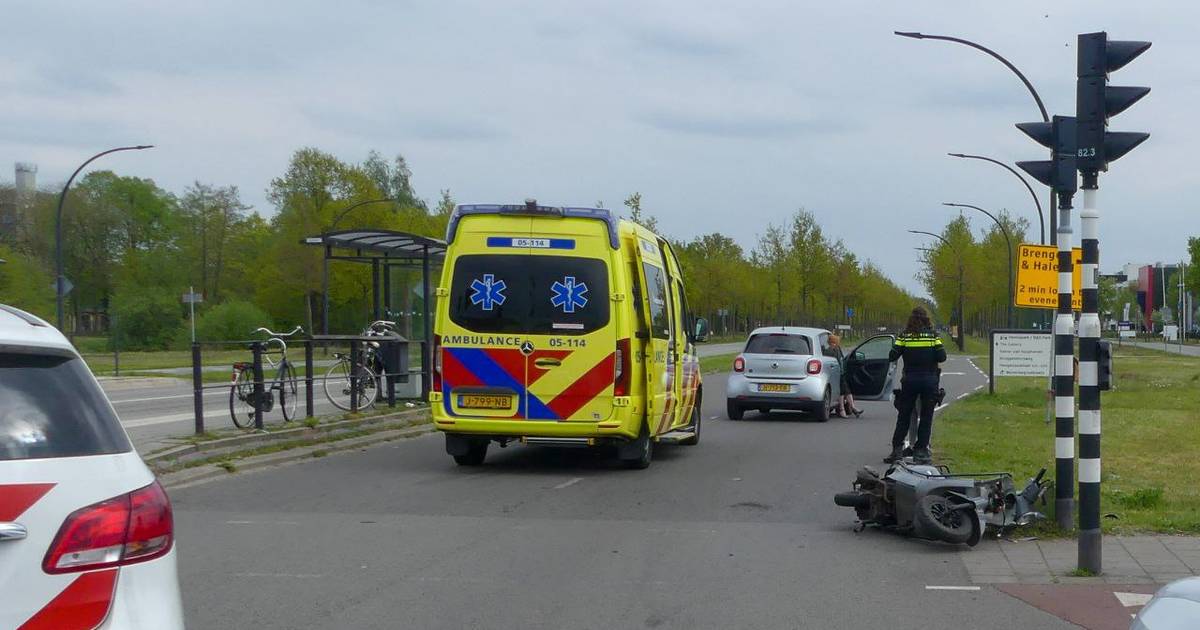 Twee ongelukken vlak achter elkaar op Hengelosestraat in Enschede, scooterrijder gewond.
