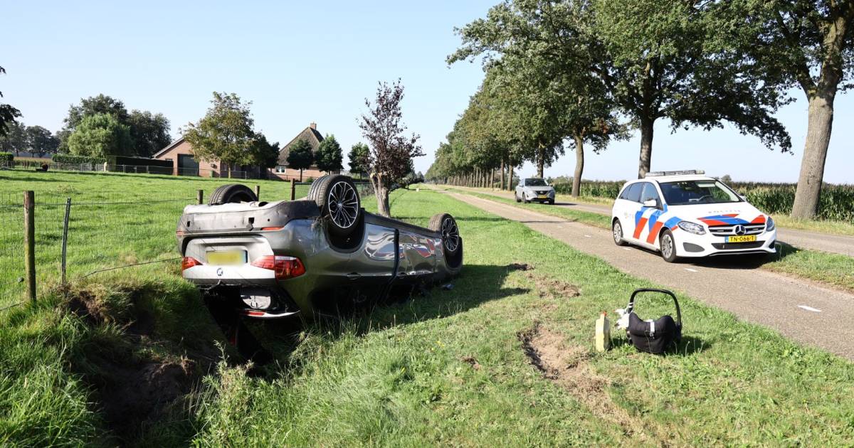 Auto met jonge kinderen belandt op zn kop na botsing.