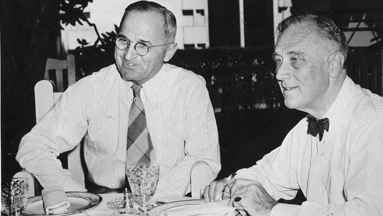 Harry Truman (links) met zijn voorganger president Franklin Roosevelt. Beeld anp