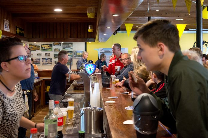 Alcohol in de voetbalkantine. Het valt voor barpersoneel vaak niet mee om ‘nee’ te verkopen aan jongeren onder de achttien, vooral niet als het bekenden zijn. Of wanneer familie of vrienden alcohol bestellen voor achttien-minners. 
Deze foto is niet gemaakt bij een Heusdense sportclub.