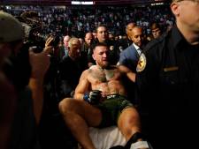 Drama voor McGregor: Ier breekt scheenbeen in gevecht met Poirier en verlaat ring per brancard