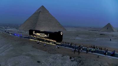 Zonneboot van farao Cheops met speciaal Belgisch voertuig overgebracht naar Groot Egyptisch Museum