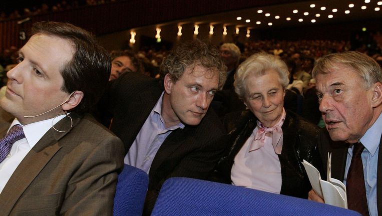 Alexander Pechtold luistert op een partijcongres van D66 in 2005 naar (vlnr) Thom de Graaf, Els Borst en Hans van Mierlo. Beeld anp