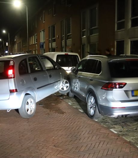 Ravage Kaapstraat: bestuurder ramt geparkeerde wagens en vlucht te voet