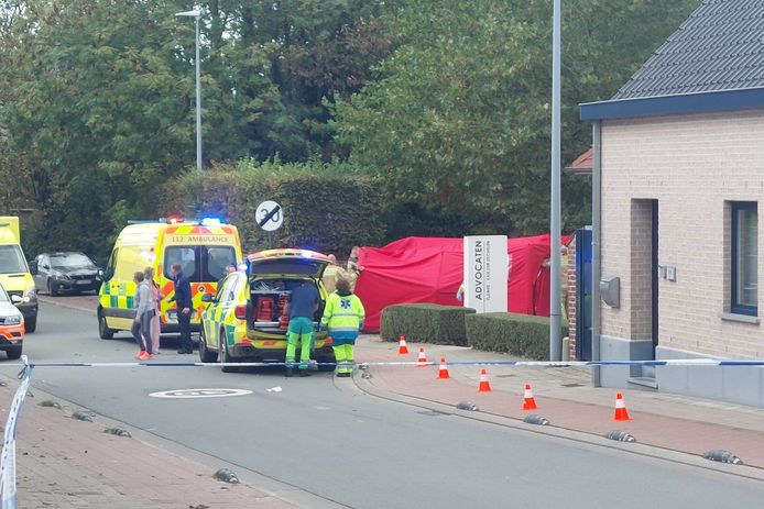 De hulpdiensten zijn massaal ter plaatse na de schietpartij waarbij advocate Claudia Van Der Stichelen aan Eiland in Sint-Lievens-Houtem om het leven kwam.