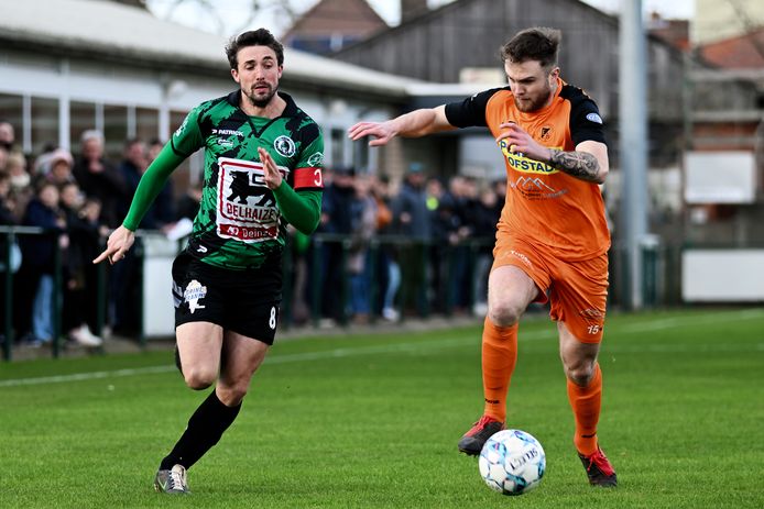 De Petegemse aanvoerder Rienes Vanborm in een sprintduel met de Aalsterse verdediger Steve Ryckaert.
