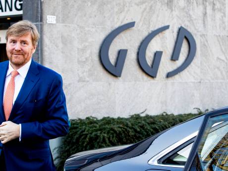 Koning Willem-Alexander bezoekt hulpverleners bij GGD Tilburg