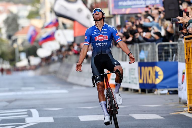 Van der Poel komt, als eerste, over de finish Beeld Tim de Waele / Getty Images