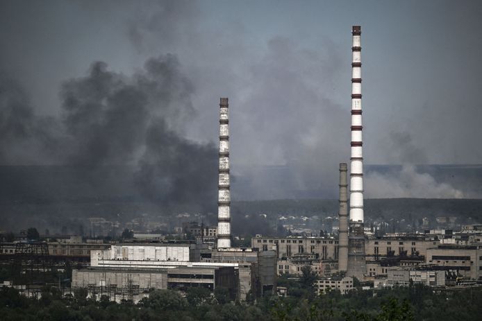 Rookwolken boven de chemische fabriek waar Oekraïense soldaten standhouden
