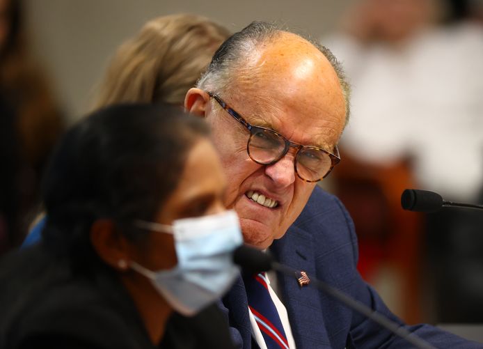 Rudy Giuliani tijdens een bijeenkomst in Detroit waar hij vergeefs hoopte grootschalige verkiezingsfraude boven water te krijgen.