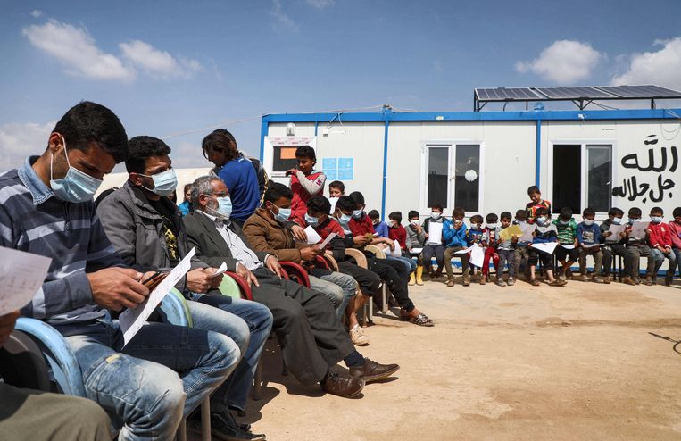 Voorlichting over het coronavirus in een kamp in Syrië, nabij Turkije.  Beeld AFP
