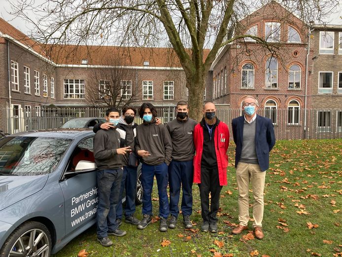 Leerlingen van Tectura Centrum krijgen een didactisch voertuig van BMW.