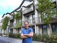 Peter Bommeljé voor zijn vernieuwde hotel. ,,In Domburg moet je meer dan de gemiddelde kwaliteit aanbieden.”