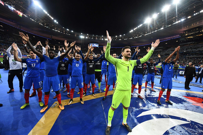 Franse spelers vieren de plaatsing voor het WK met de 'IJslandse' haka.