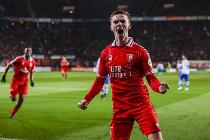 Daan Rots is in extase als hij FC Twente op 1-0 heeft gezet.