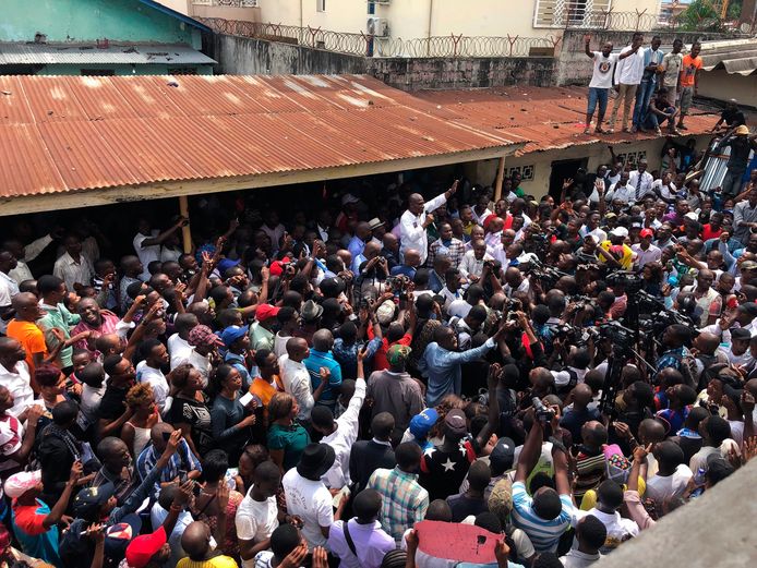 Oppositiekandidaat Martin Fayulu (in het wit) omringd door supporters.
