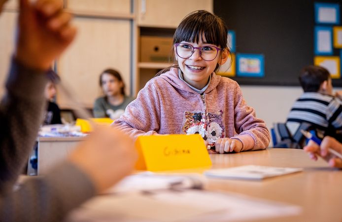 Gevluchte kinderen uit Oekraïne krijgen Nederlandse les op basisschool De Wegwijzer.