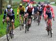 LIVE RONDE VAN VLAANDEREN. Interessant groepje outsiders sluipt weg op de Molenberg, Van Aert rijdt met bebloede knie
