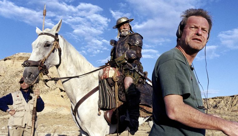 Beeld uit de documentaire 'Lost in La Mancha' over Terry Gilliams (rechts) beproeving. De Franse hoofdrolspeler Jean Rochefort (links) weigerde onder meer naar Spanje te komen omdat hij een vermoedelijk probleem met zijn prostaat had.  Beeld RV