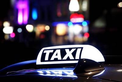 Taxichauffeur is rijbewijs kwijt nadat hij veel te hard langs werkzaamheden rijdt