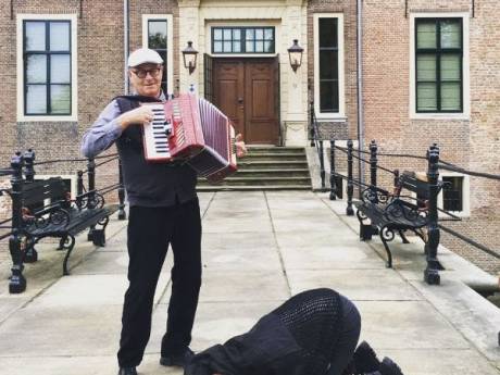 Met de écht belangrijke mensen achter de graaf of baron door het kasteel op Huize Ruurlo