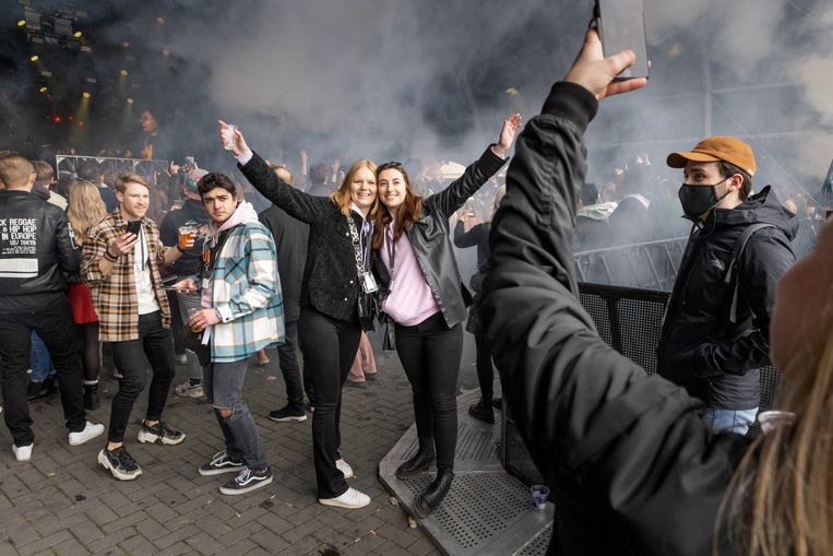 Op het Lowlandsterrein in Biddinghuizen wordt het festival ‘Back to Live’ met 1500 deelnemers georganiseerd. Beeld Herman Engbers