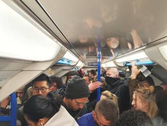 Pendelaar deelt foto van opeengepakte reizigers op de metro in Londen: “Hoe kunnen we zo veilig blijven?”