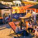 Met je voeten in het zand in het binnenland, strandpaviljoens bezig aan opmars