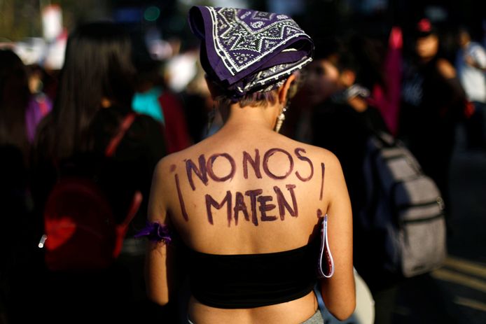 Een vrouw protesteert in Mexico-stad tegen ‘femicide’ met de tekst ‘dood ons niet’ op haar lichaam geschreven.