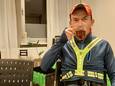 Een verdiende kop thee voor burgemeester Luciën van Riswijk na zijn monsterhardlooptocht van 57 kilometer langs alle 24 stembureaus in de gemeente Zevenaar.