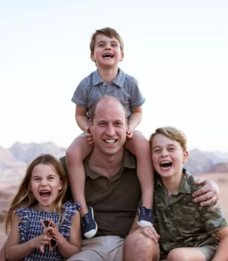 Sourires et moment complice: le prince William partage une adorable photo entouré de ses enfants