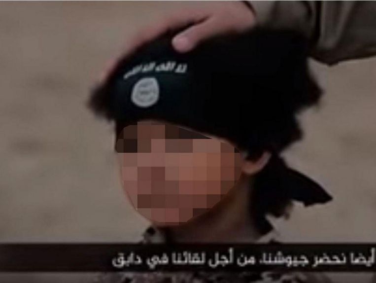 De vierjarige Britse Isa Dare in een IS-executievideo. Beeld Kos