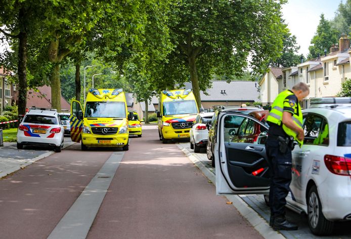 Het steekincident werd gemeld vanuit de Patrijsweg in Epe. Het slachtoffer zou gewond met de scooter van de Kapelstraat naar de Patrijsweg zijn gereden.