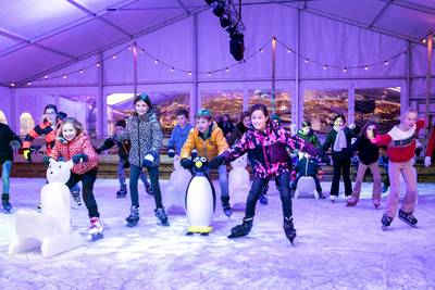 Van schoolschaatsen tot curling, populariteit Ulvenhout On Ice ongekend: ‘En iedereen wil helpen, da