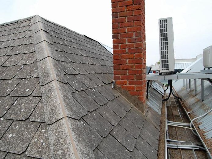 Op de kop van Artistiek ironie Zit er asbest in jouw dak? Zes tekenen waaraan je asbestleien herkent |  WOON. | hln.be