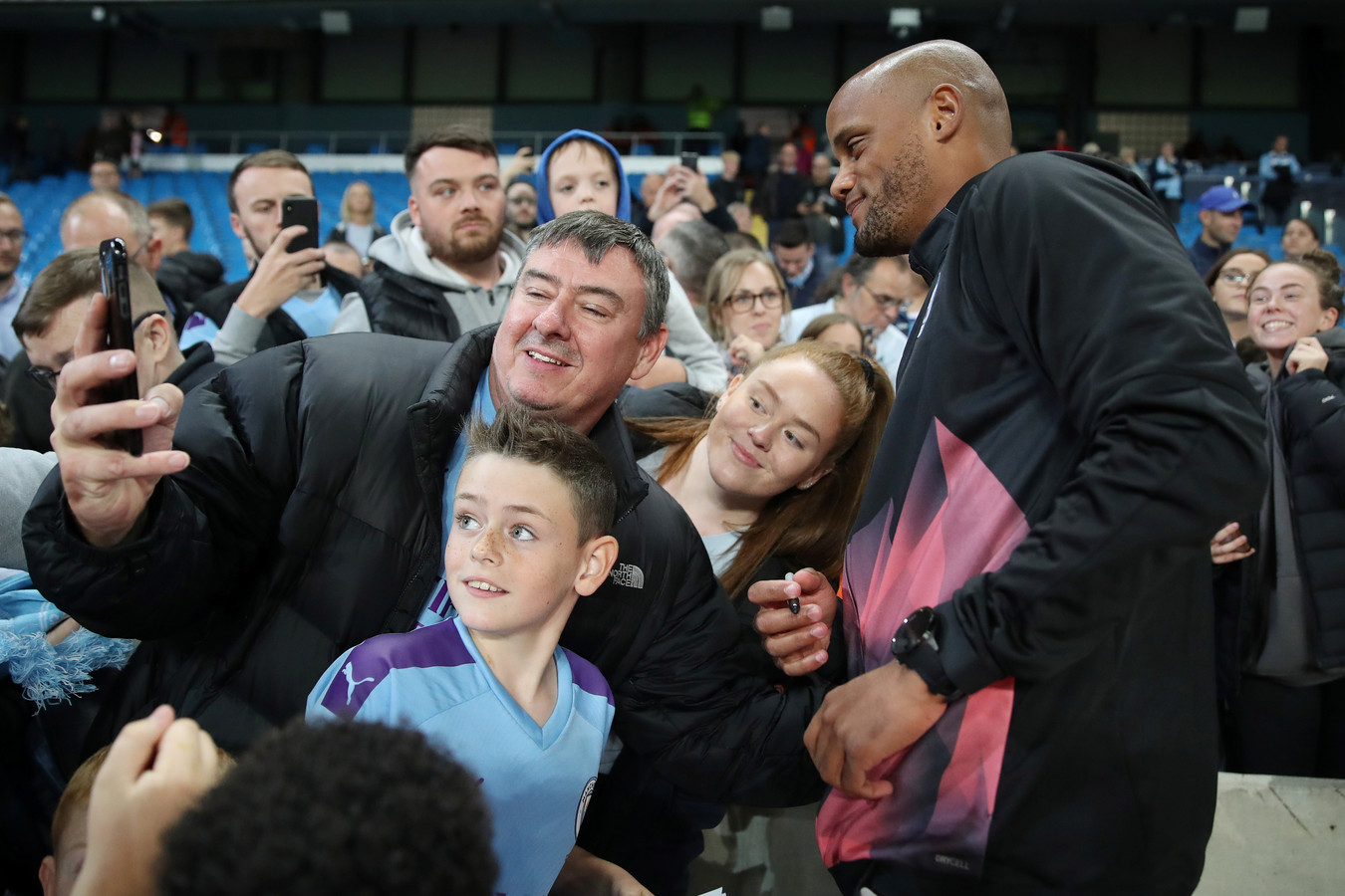 Kompany gaat op de foto's met fans.