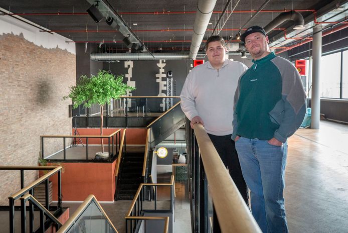 Roel Hoogeveen (l) en Billy Zomerdijk (r)  op de bovenste verdieping van de binnenlocatie van Oostkust op Breepark.