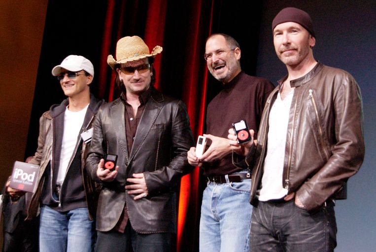 Apple's Steve Jobs met U2-bandleden bij de presentatie van een nieuwe iPod in 2004.  Beeld Getty Images