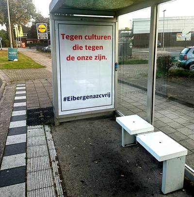 Woede over opruiende poster in bushokje: ‘Reclame voor vliegvakantie en vlees staan we hier niet toe, maar dit wel?’