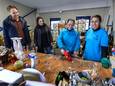 Geert Boersma en filiaalleider Karin Pos (links) met twee medewerkers van 2Switch (blauwe shirts).