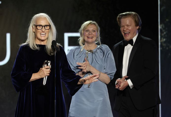 Regisseur Jane Campion en acteurs Kirsten Dunst en Jesse Plemons nemen de Critics Choice Award voor ‘beste film’ in ontvangst