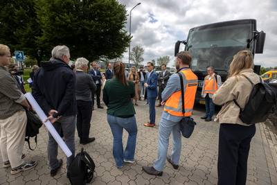 Peel-wethouders nemen samen de bus over de N279 om te zien waar de schoen wringt... en om plannen te