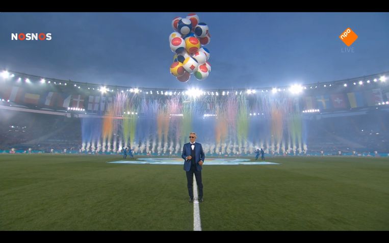 Andrea Bocelli tijdens de openingsceremonie van het EK 2020. Beeld 