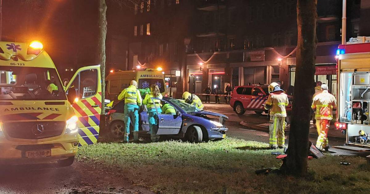 Ernstig ongeluk in Apeldoorn: slachtoffer door brandweer uit auto gehaald, traumahelikopter ter plaatse.