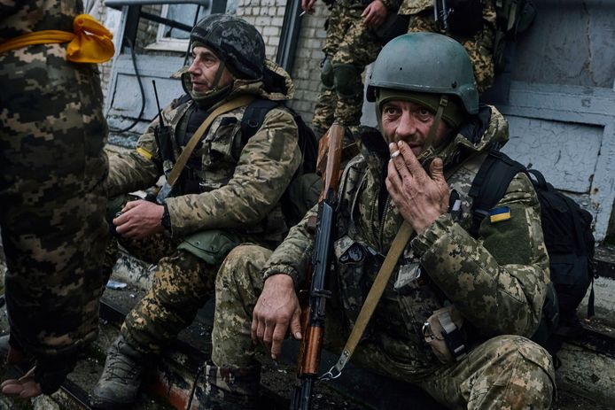 Oekraïense soldaten rusten even uit wat verder van hun gevechtsposities. Beeld van zaterdag.