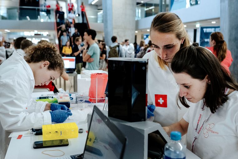 Studenten uit verschillende landen strijden aan de TU Eindhoven voor de beste biosensor. Beeld Merlin Daleman