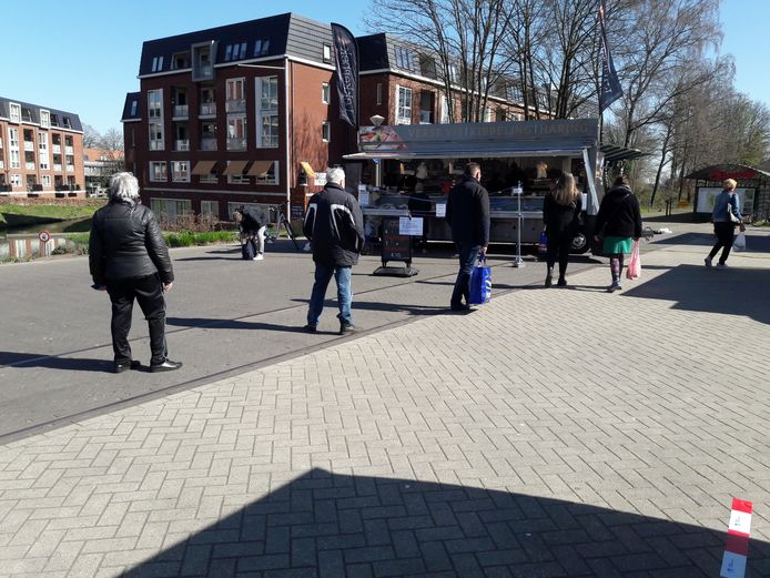Anderhalve meter afstand op de weekmarkt van Groesbeek